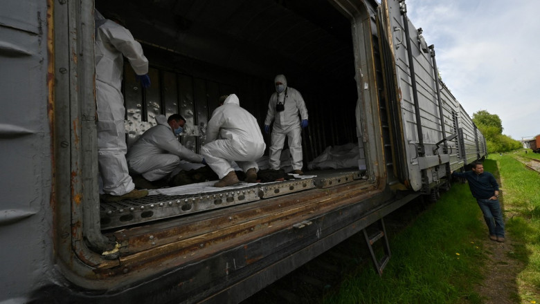 Tren frigorific plin cu cadavre de soldați ruși omorâți în Ucraina, lăsat în urmă de armata lui Putin. Moscova refuză să îi revendice