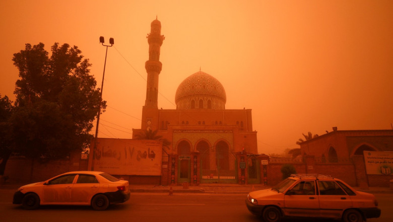  Cerul din Bagdad este portocaliu de o lună, casele irakienilor sunt pline de nisip. Mii de oameni au ajuns la spital