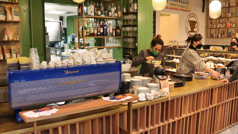  Un bărbat care a intrat într-o cafenea din Florența a sunat la poliție, când i s-au cerut banii pe un espresso