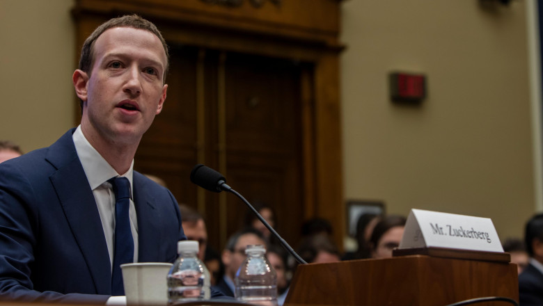  Scandalul Cambridge Analytica nu-i dă pace lui Mark Zuckerberg. Fondatorul Facebook a fost dat în judecată