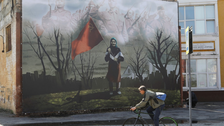  „Babușka Z”. Cum a ajuns o bătrânică din Ucraina un simbol pentru războiul lui Putin