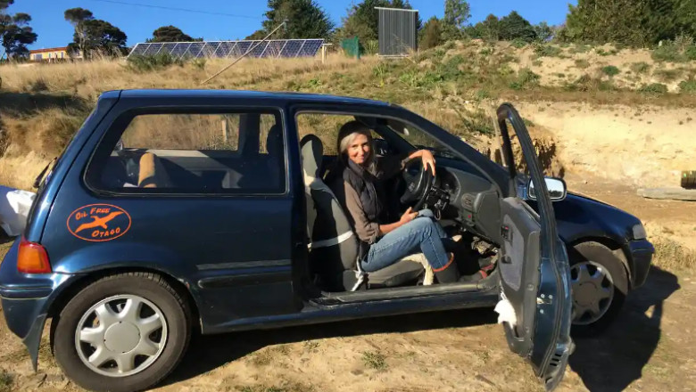  O femeie de 63 de ani și-a construit singură o mașină electrică, fără să aibă cunoștinte de mecanică auto. Cât a costat-o