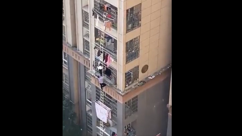  Gesturi de revoltă la Shanghai. Oamenii încearcă să „evadeze” dintr-un bloc turn cu ajutorul unei scări de frânghie