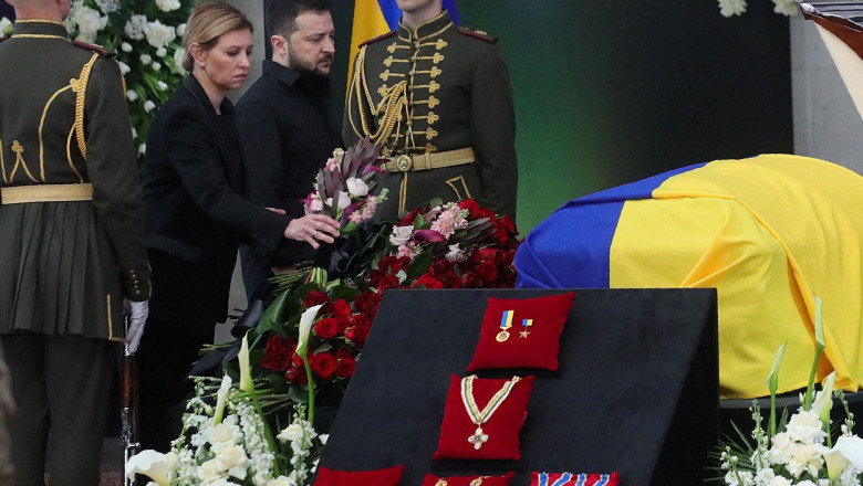  Zelenski și soția sa, Olena, prima apariție publică de la începutul războiului, la funeraliile fostului preşedinte al Ucrainei