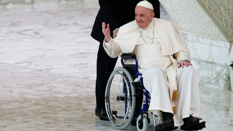  VIDEO  Papa Francisc a glumit despre durerea sa de genunchi, stârnind hohote de râs: „Știți de ce am nevoie? De puțină tequila”