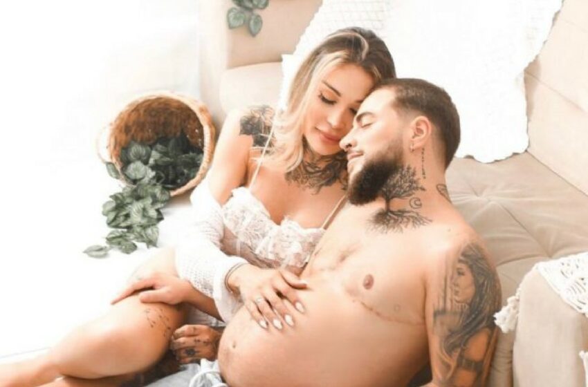  (foto) Brandul Calvin Klein șochează: Un bărbat însărcinat, alături de soția trans, într-o nouă campanie de PR