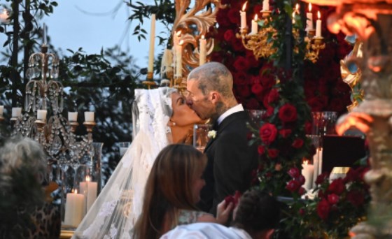  (FOTO) Kourtney Kardashian și Travis Barker, primele imagini de la nuntă: „Fericiți pentru totdeauna”