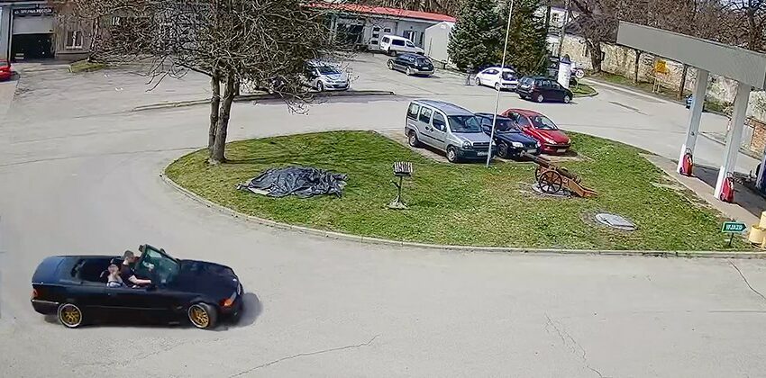  (VIDEO) Un drift al unui BMW într-o benzinărie din Polonia a sfârşit în faţa unei maşini de poliţie