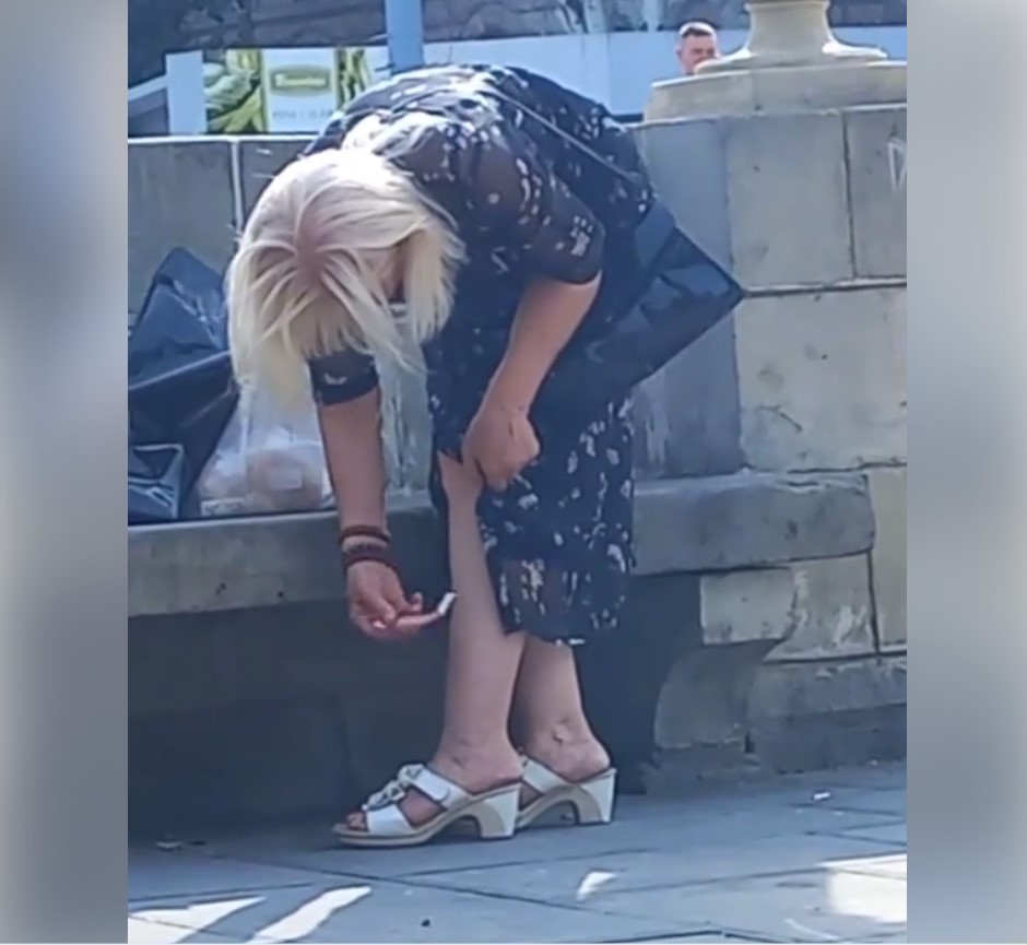 (video) „Când vrei să fii sexy, dar ai păr pe picioare”: O femeie, surprinsă cum se rade, în plină stradă