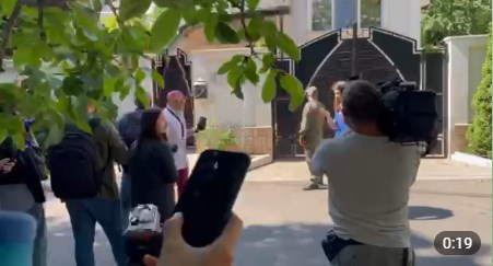  (VIDEO) „Parașută nu ai cum să fii, că ești prea grasă”: Rizea, sub poarta lui Dodon se ceartă cu o femeie