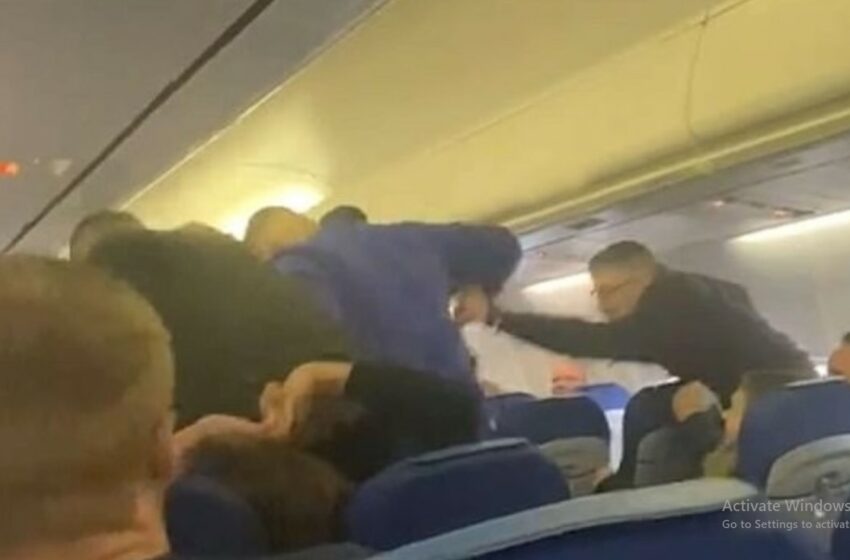  Bătaie ca-n filme la bordul unui avion: Mai multe persoane „au făcut schim” de pumni și picioare