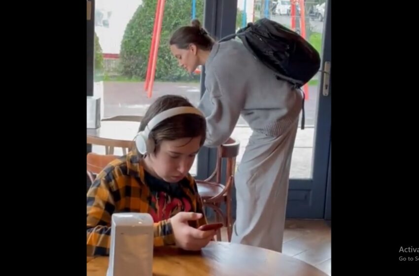  (video) Băiatul care n-a băgat-o în seamă pe Angelina Jolie într-o cafenea din Lvov. „În filme se machiază astfel încât nici maică-sa să n-o recunoască”