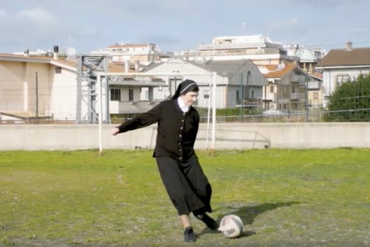  (VIDEO) Maica Emilia, în echipa de fotbal a călugărițelor: „Iubesc fotbalul pentru că întărește spiritul comunitar”