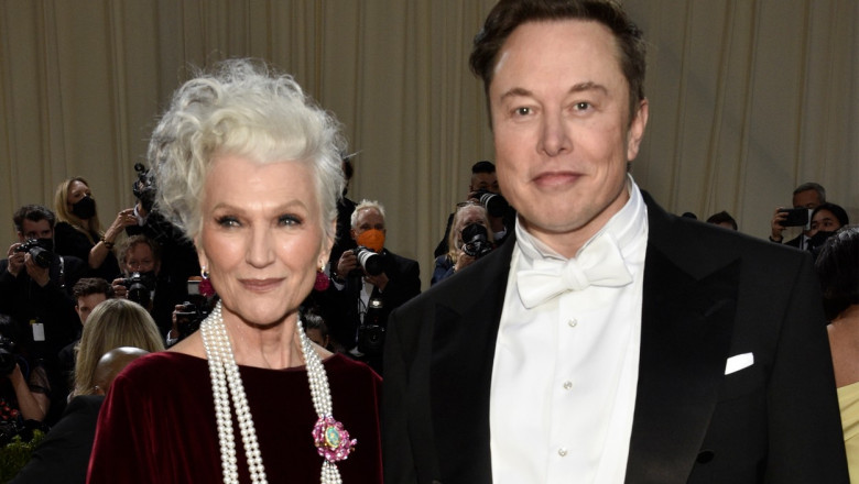  GALERIE FOTO  La 74 de ani, mama lui Elon Musk devine cea mai în vârstă femeie care a apărut în costum de baie pe coperta Sports Illustrated