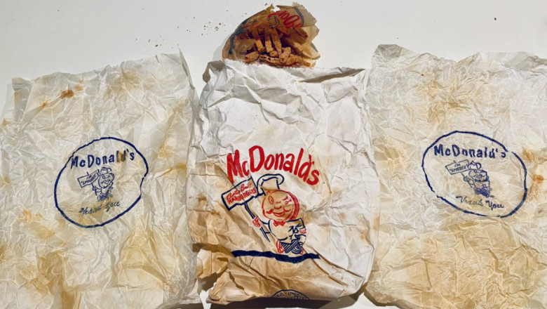  Un cuplu a găsit în peretele casei pe care o renovau o pungă de cartofi prăjiți de la McDonald’s veche din 1959