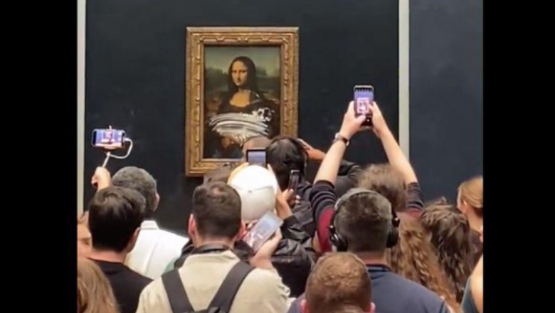  (VIDEO) Un bărbat deghizat în femeie a aruncat cu o prăjitură în celebra pictură Mona Lisa