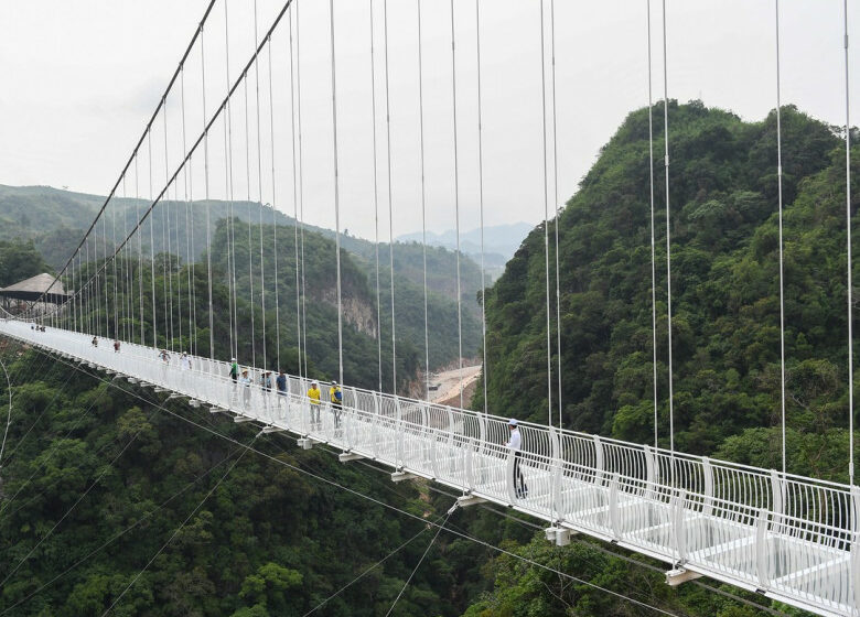  Cel mai lung pod de sticlă din lume, inaugurat în Vietnam:150 de metri deasupra solului