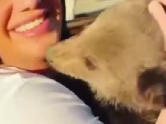  (video) Clipe de coșmar pentru o tânăra: Aceasta a fost mușcată de ursul cu care a vrut să-și facă un video