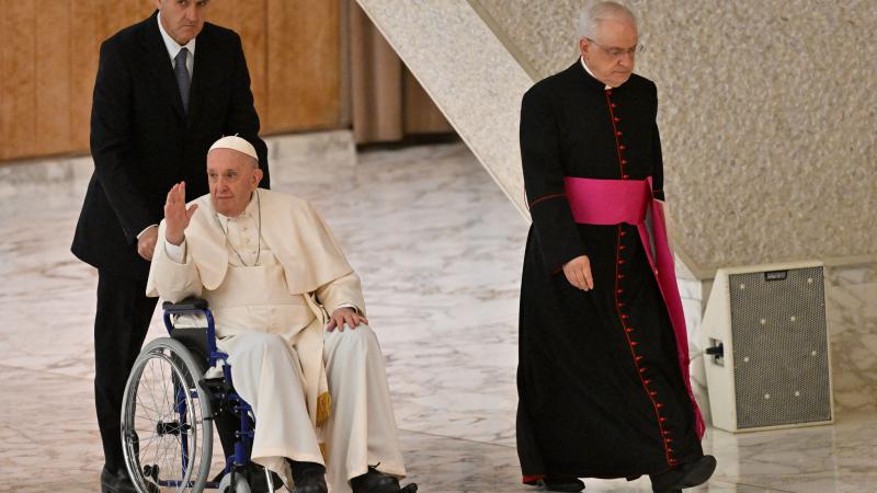 (foto) Papa Francisc, pentru prima dată în scaun cu rotile în public