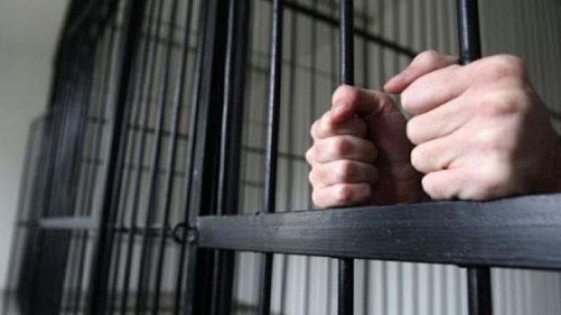  Și-a doborât tatăl la podea și l-a strâns de gât cu un șiret, până l-a lăsat fără suflare: Un bărbat din Cimișlia, condamnat la 30 de ani de închisoare