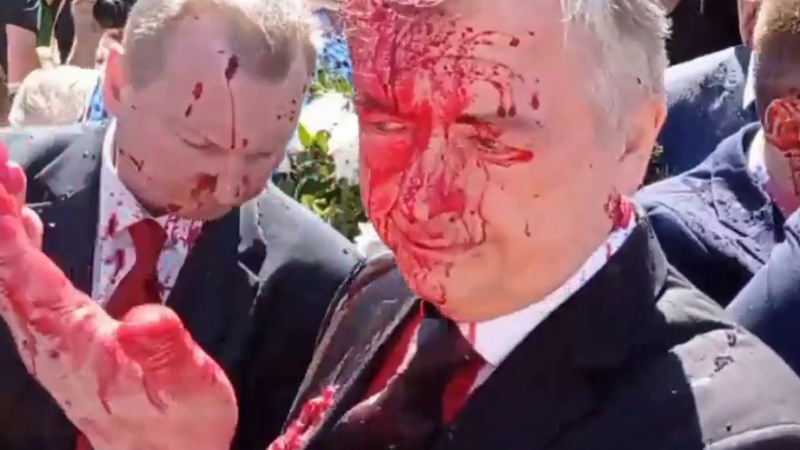  (video) „O înscenare, ca și cea de la Bucea”. Ambasadorul Rusiei în Polonia, după ce a fost stropit cu vopsea roșie: – Sunteți în sângele poporului ucrainean! – E sirop