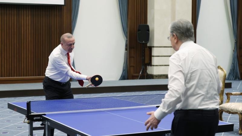  (video) Președinții Turciei și Kazahstanului au semnat acorduri de 1 mlrd $, apoi au jucat tenis de masă