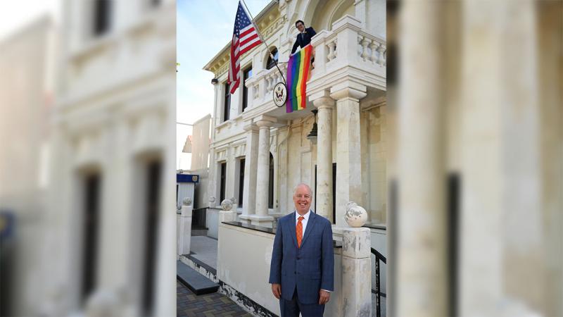  (foto) Flagul curcubeu, afișat pe sediul ambasadei SUA, de ziua împotriva homofobiei: „Ne exprimăm sprijinul pentru persoanele LGBT din Moldova”