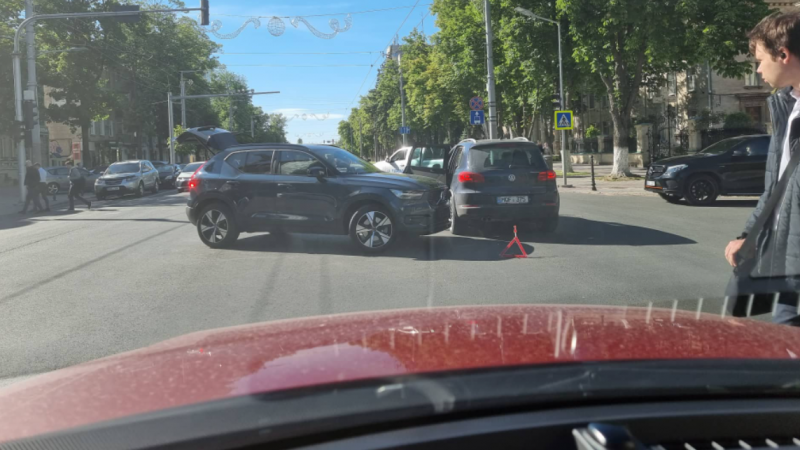  Circulația pe Ștefan cel Mare, blocată: Un Volvo și-a scos numerele, după ce s-a izbit într-un Volkswagen
