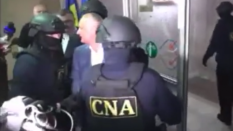  (video) Dodon, înconjurat de mascați, dus spre sala de judecată: E un dosar politic de-al Maiei Sandu