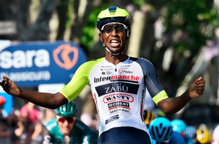  Întâmplare incredibilă în Turul Italiei: Ciclistul victorios din Eritreea, eliminat de un dop de șampanie