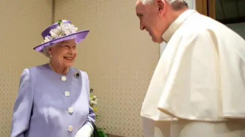  Papa Francisc i-a trimis un mesaj Reginei Elisabeta a II-a, cu ocazia sărbătoririi Jubileului său de Platină