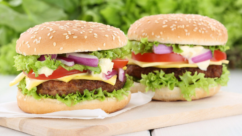  „Scandalul verzei”. Un restaurant de fast-food din Australia a înlocuit salata cu varza din cauza inflației. Premier: „Nu e corect”