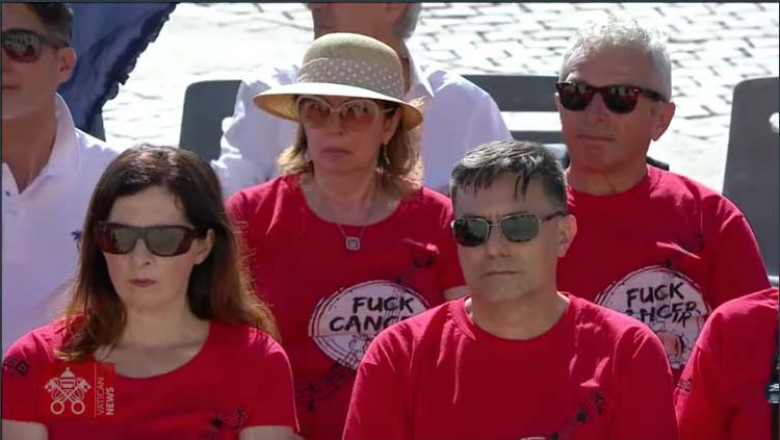  Un grup de coriști din Italia au purtat tricouri cu „Fuck Cancer” la audiența papei Francisc