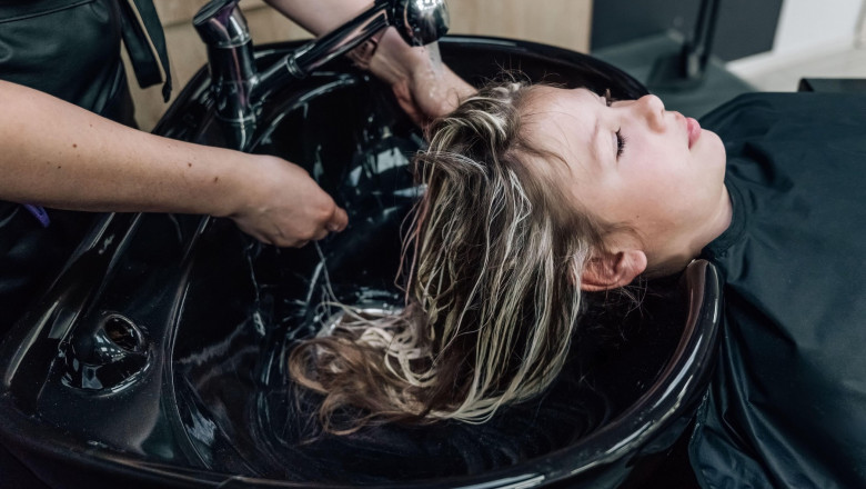  Un oraș din Italia amendează coafezele și frizerii care spală de două ori părul clienților