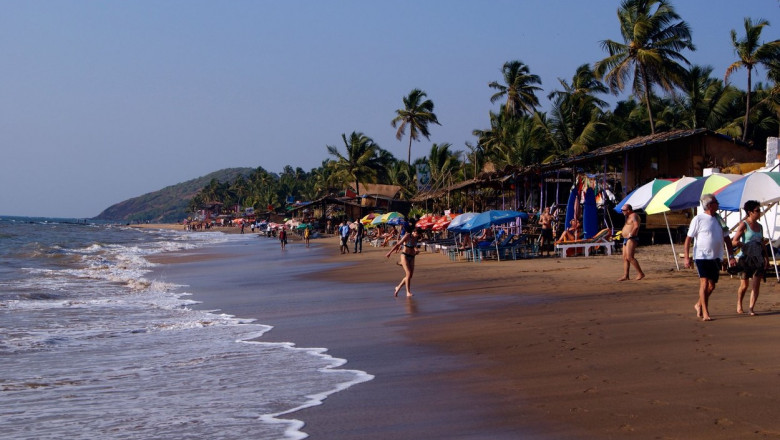  O turistă, violată pe plajă de un masseur: Iubitul ei adormise stând la soare