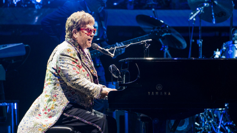  Elton John, în scaun cu rotile, înainte de concertul dedicat Jubileului de platină al reginei Elisabeta a-II-a