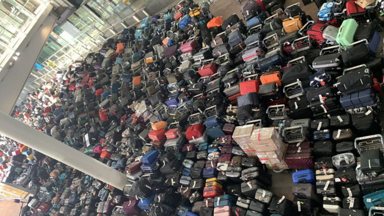  VIDEO  Mormanele de bagaje sunt tot mai mari pe aeroportul Heathrow din Londra, deși pasagerilor li s-a spus că se va rezolva în două zile