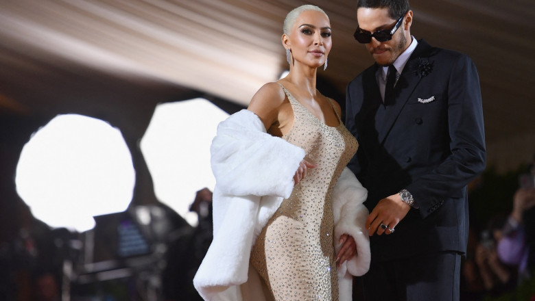  Kim Kardashian, acuzată că a „deteriorat iremediabil” rochia lui Marilyn Monroe pe care a purtat-o la Gala Met 2022