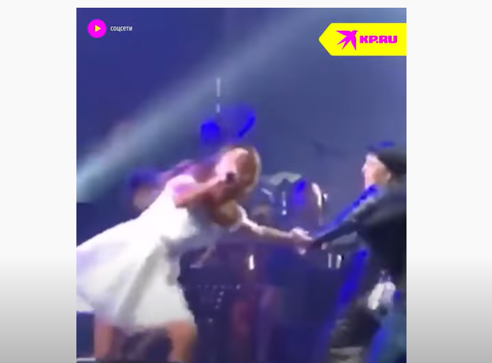  (video) Atacată chiar în timp ce cânta pe scenă: MakSim, doborâtă de o fană ce încerca să o îmbrățișeze