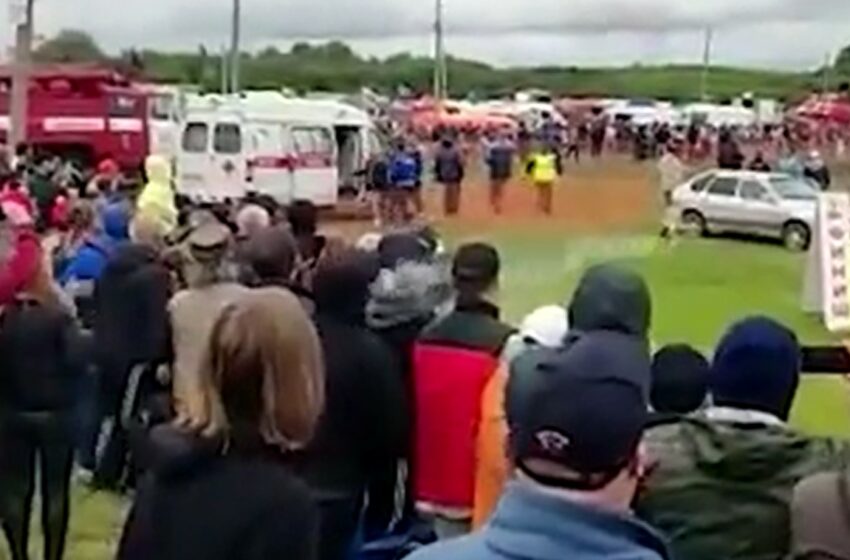  (video) Un motociclist „a zburat” în spectatori, în timpul Campionatului de motocros: Un copil, rănit