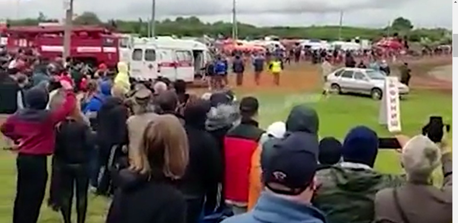 (video) Un motociclist „a zburat” în spectatori, în timpul Campionatului de motocros: Un copil, rănit