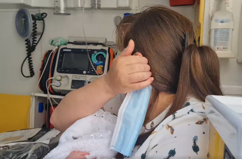  (video) Disperare până la lacrimi. O mamă cu un bebeluș de câteva zile în brațe, dată afară de la Centrul Mamei și Copilului: Spun că are Covid. Testul meu e negativ
