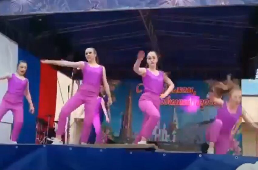  (video) Au rupt scena, la propriu: Momentul în care dansatoare din Rusia se prăvălesc, în timpul prestației