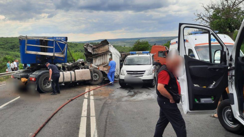  (FOTO) Tragedie pe șosea: Două camioane s-au tamponat frontal. Impactul violent a luat viața ambilor șoferi