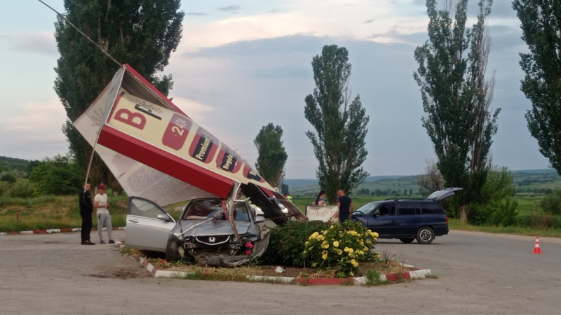  „A dat prețurile jos” la Hirova: Un șofer a intrat spectaculos cu mașina într-o stație PECO