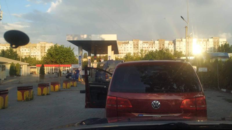  Rând uriaș la mai multe stații PECO din Bălți. Șoferii așteaptă ore în șir pentru a-și alimenta mașinile cu gaz metan