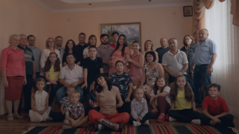  (video) Lângă familie, în casa unde a copilărit, la Izvoare: Irina Rimes i-a adunat pe toți „Acasă”