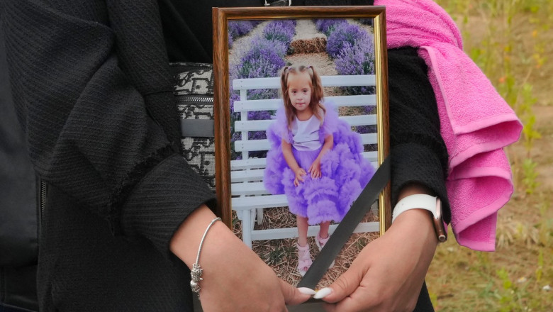  Un preot a izbucnit în lacrimi la înmormântarea Lizei, copilul-simbol al atacului de la Vinița: „Răul nu poate învinge”