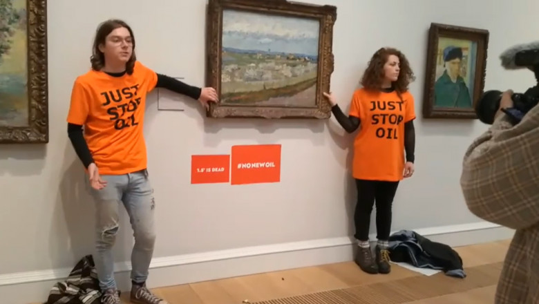  Doi activişti de mediu s-au lipit cu o substanţă adezivă de rama unui tablou pictat de Van Gogh