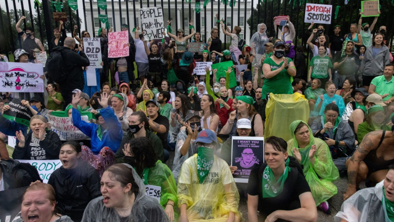  (galerie foto)  Mii de femei i-au cerut lui Biden, în fața Casei Albe, să apere dreptul la avort: „Corpul meu, alegerea mea!”